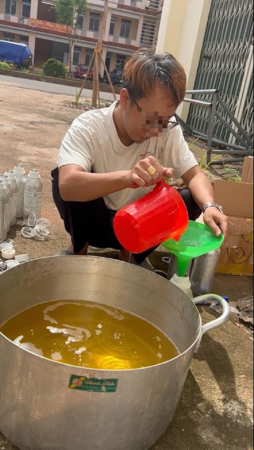 Theo cơ quan công an, chỉ tính từ tháng 1/2023 đến khi vụ án được triệt phá, Long, Tuyết và Tính đã bán ra thị trường số lượng nước hoa rất lớn, tổng trị giá khoảng 50 tỉ đồng, thu lợi bất chính trên 10 tỉ đồng.