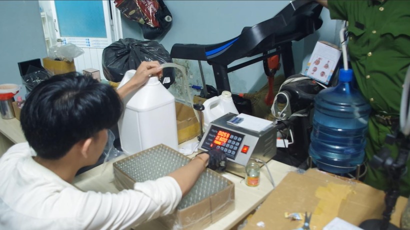 Các dụng cụ liên quan đến việc sản xuất nước hoa giả, bị công an thu giữ