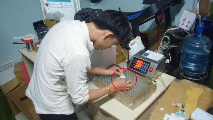 Cận cảnh bên trong "công xưởng" dùng máy đánh trứng sản xuất, tiêu thụ hàng chục ngàn chai nước hoa giả, gắn mác “Made in Dubai” - 9