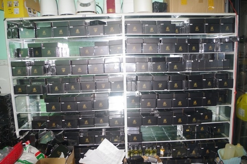 Cận cảnh bên trong "công xưởng" dùng máy đánh trứng sản xuất, tiêu thụ hàng chục ngàn chai nước hoa giả, gắn mác “Made in Dubai” - 11