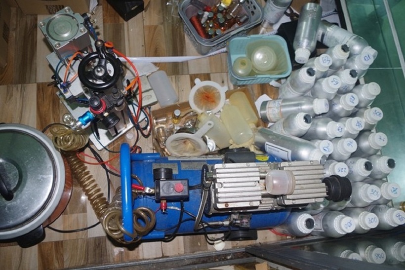 Long chịu trách nhiệm pha chế nước hoa thủ công bằng cách cho các loại hóa chất, nguyên liệu... vào nồi kim loại lớn, sau đó dùng máy đánh trứng khuấy đều.