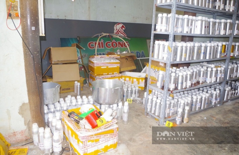 Qua kiểm tra, lực lượng công an thu giữ khoảng 20.000 chai nước hoa thành phẩm có dung tích từ 10 - 50 ml với các nhãn hiệu ghi trên thân vỏ như "Ivy Dubai", "Ivy Parfum"