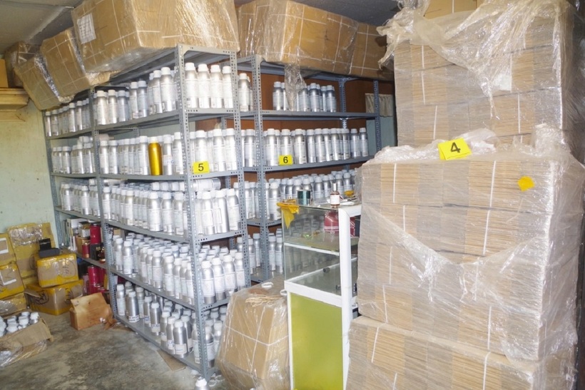 … cùng hàng chục ngàn vỏ chai nước hoa chưa được sang chiết, các chai kim loại, can nhựa chứa hóa chất, nguyên liệu và nhiều tang vật khác. Trị giá số hàng hóa tang vật thu giữ khoảng 16 tỉ đồng.