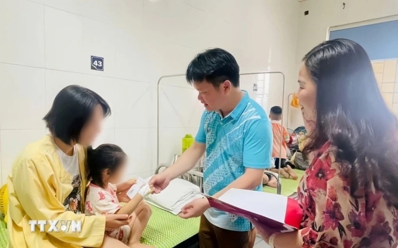 Lãnh đạo TP.Cao Bằng thăm hỏi các trẻ nghi bị ngộ độc thực phẩm đang điều trị tại bệnh viện. Ảnh: TTXVN