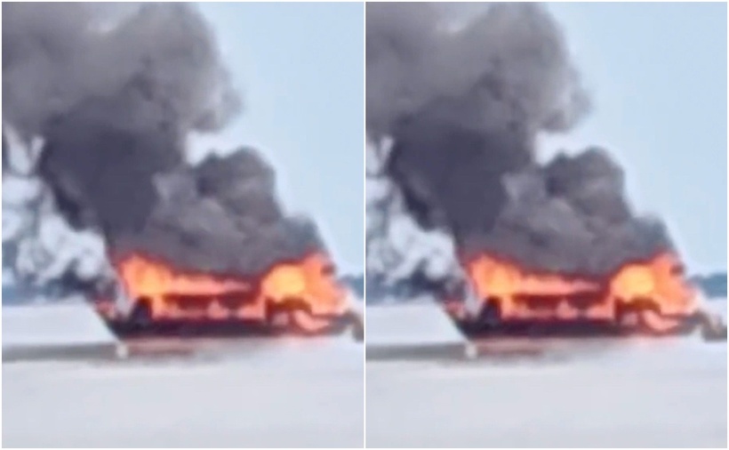 Chiếc tàu du lịch bị thiêu cháy hoàn toàn. (Ảnh cắt từ clip)