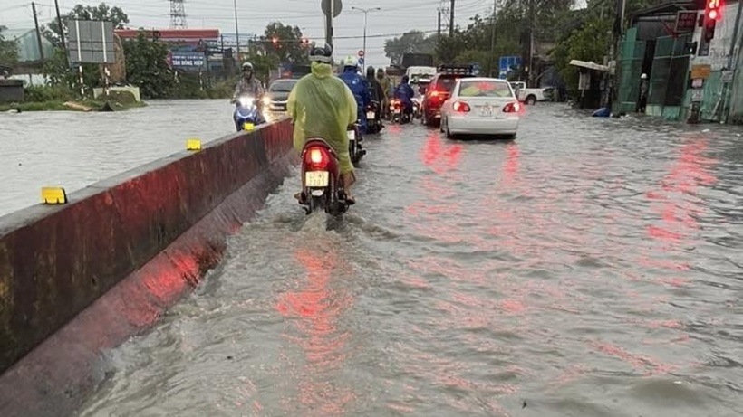 Quốc lộ 1K hướng về TP Biên Hoà ngập nặng đoạn suối Siệp. Ảnh: VOV