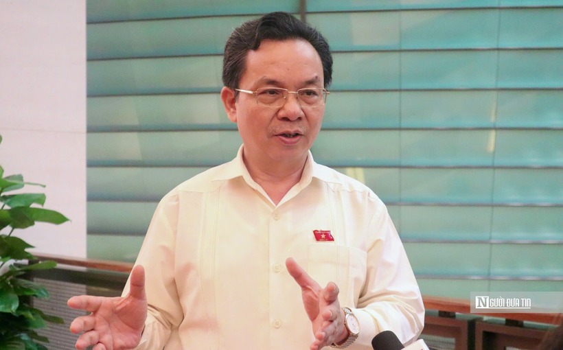 ĐBQH Hoàng Văn Cường trao đổi bên hành lang Quốc hội (Ảnh: Hoàng Bích).