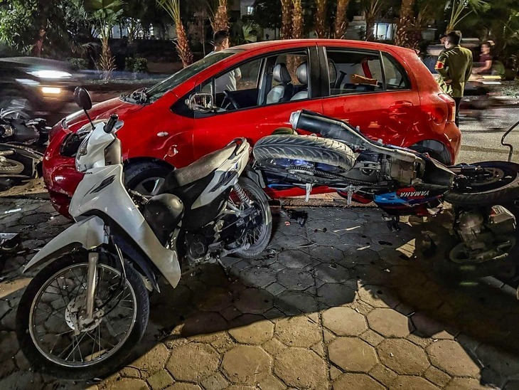 Nhân chứng tại hiện trường cho biết, sau khi bước xuống xe, tài xế ô tô có biểu hiện loạng choạng như đã sử dụng rượu bia. Người này nhanh chóng rời đi.