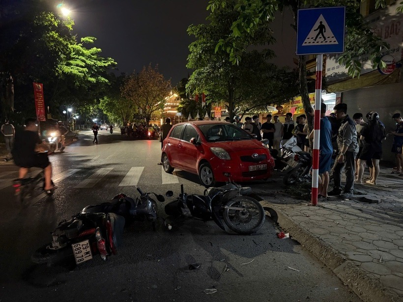 Cú va chạm mạnh khiến 3 người bị thương. Trong đó, 2 người được đưa vào cấp cứu tại Bệnh viện Bạch Mai là bà Đỗ T.M. (SN 1956, trú tại Phú Xuyên, Hà Nội), anh Nguyễn P.C. (SN 1999, trú tại Bắc Ninh), theo báo Vietnamnet.