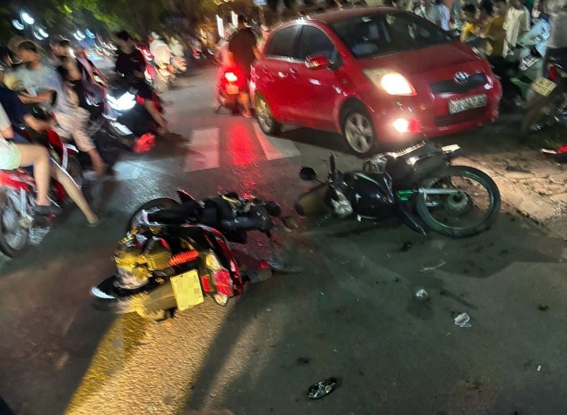 Hiện trường ngổn ngang vụ tai nạn giao thông, ô tô tông liên hoàn 6 xe máy ở Hà Nội