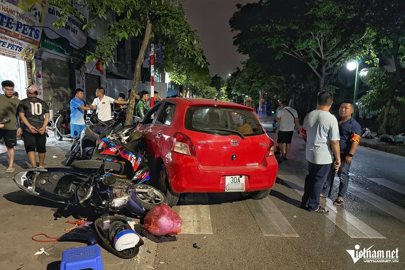 Vào thời gian trên, ô tô 4 chỗ BKS 30A-017.xx (chưa xác định người điều khiển) di chuyển trên đường Kim Giang theo chiều từ Cầu Tó hướng đi Cầu Dậu, khi đến trước số nhà 896 Kim Giang đã đâm liên hoàn vào 6 xe máy (3 xe đang di chuyển trên đường, 3 xe dựng trên vỉa hè).