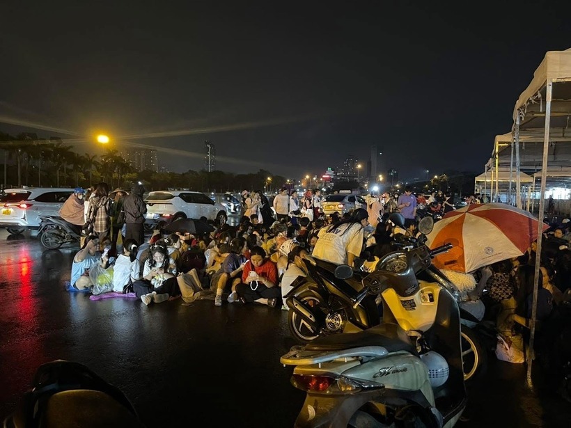 Dù trời mưa nhưng các khán giả vẫn kiên nhẫn chờ đợi để được gặp thần tượng ở khoảng cách gần nhất. Ảnh: Dân Trí