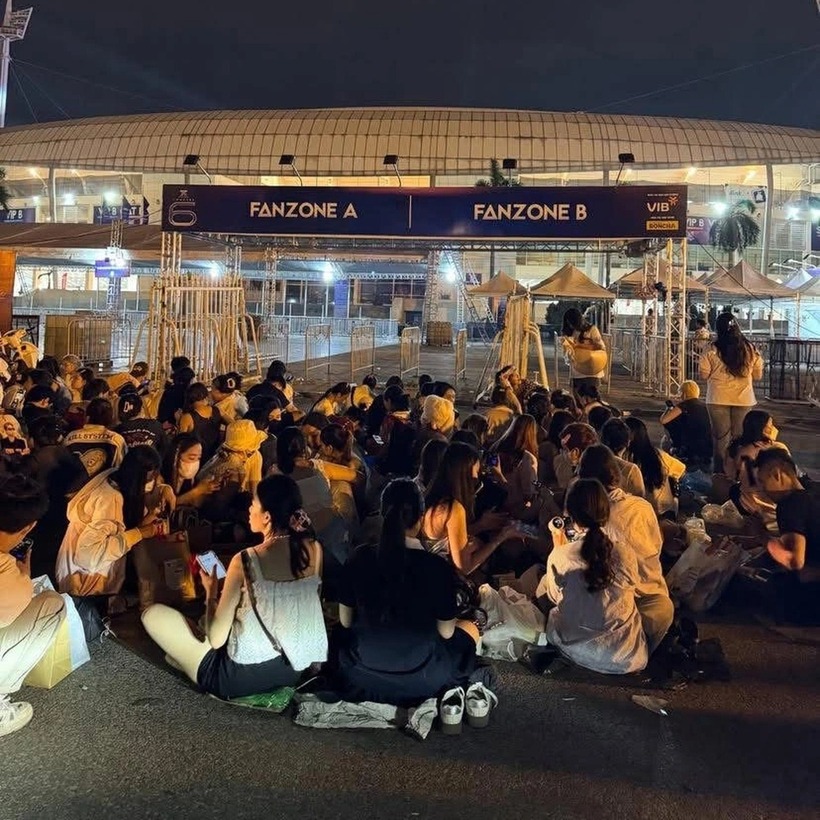 Nhiều người hâm mộ tập trung tại khu vực tổ chức concert từ đêm 9/5. Ảnh: Dân Trí