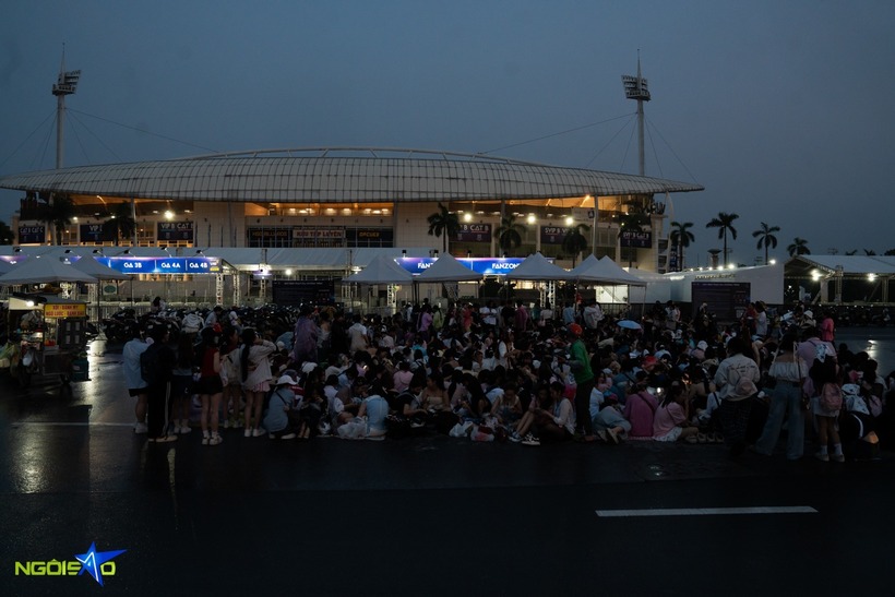 Khung cảnh trước sân vận động Mỹ Đình lúc 5h ngày 10/5. Ảnh: Ngôi Sao