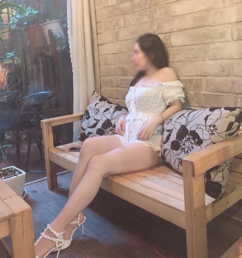 Chân dài V.T được biết đến là một hot girl ở Đà Nẵng, với ngoại hình trắng trẻo, cao ráo, khuôn mặt ưa nhìn. Trước khi bị công an bắt giữ, V.T từng khiến không ít người mê vì nhan sắc và độ chịu chơi.