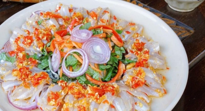 Người Việt có thói quen ăn gỏi cá và đồ tái, đây là con đường lây nhiễm sán lá gan nguy hiểm, có thể dẫn đến tắc mật, xơ gan và ung thư đường mật. Ảnh minh hoạ.