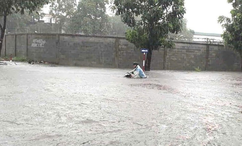 Một chiếc xe máy bị ngập sâu quá yên xe khi đi qua khu vực KCN Dakpak, phường Tân Đông Hiệp, TP.Dĩ An, tỉnh Bình Dương. (Ảnh: Đại biểu nhân dân)