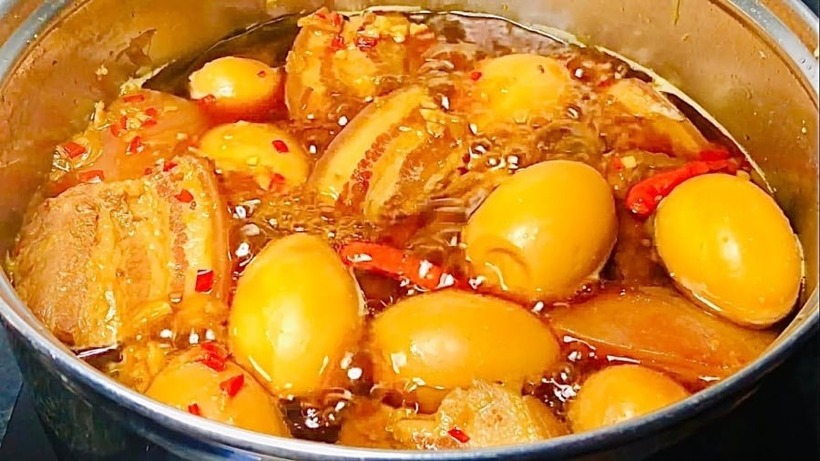 Món thịt kho tàu có màu vàng nâu đẹp mắt.