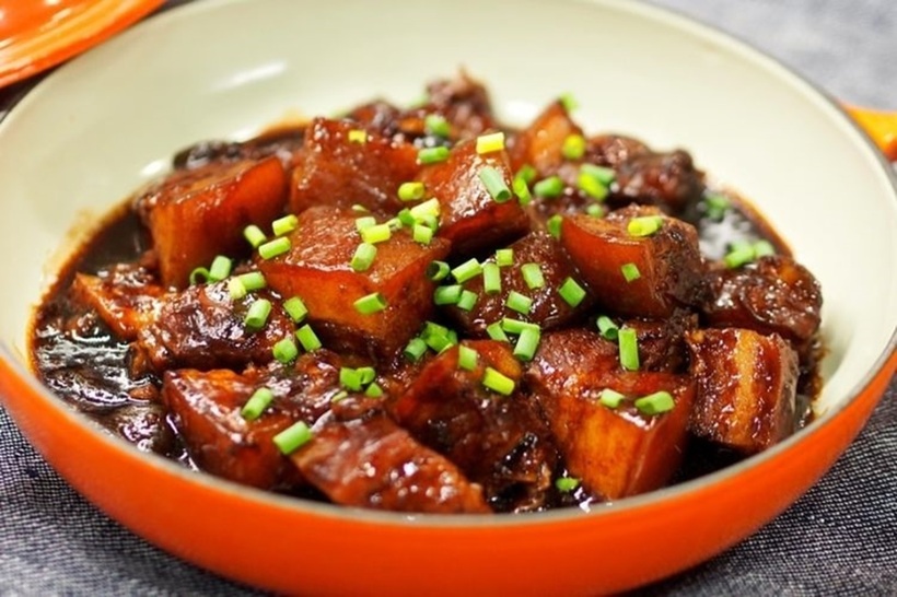 Nhiệt độ và thời gian nấu cũng đóng vai trò quan trọng trong việc tạo màu cho thịt.