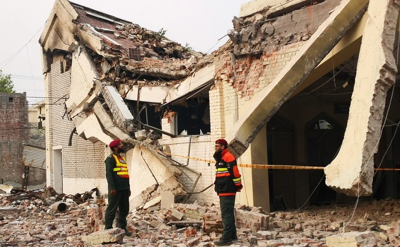 Ngôi nhà tại Muridke, Pakistan bị phá hủy sau khi trúng tên lửa của Ấn Độ. (Ảnh: THX/TTXVN)