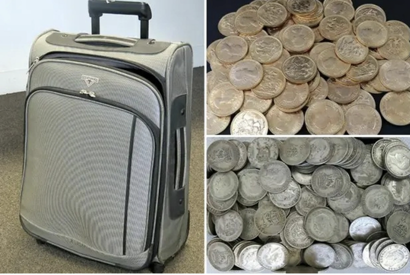 Chiếc vali cũ chứa rất nhiều tiền vàng, bạc. Ảnh: The Sun