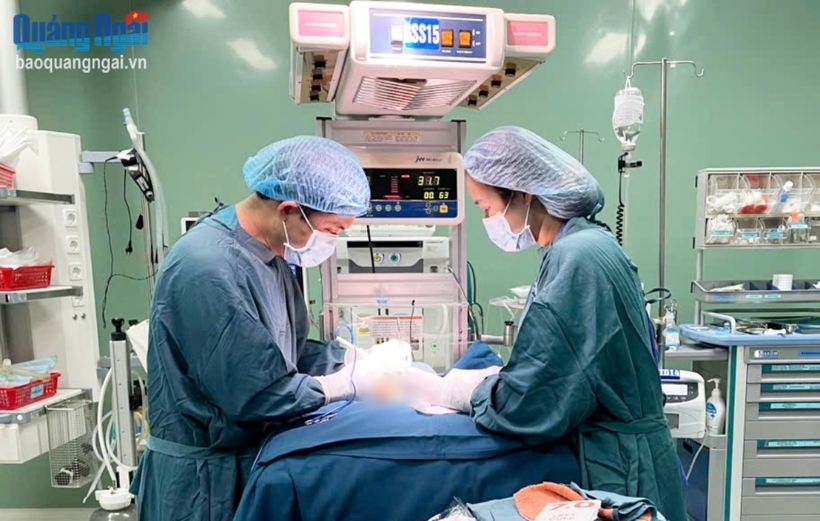Các bác sĩ tiến hành phẫu thuật cho bệnh nhi. Ảnh: Báo Quảng Ngãi