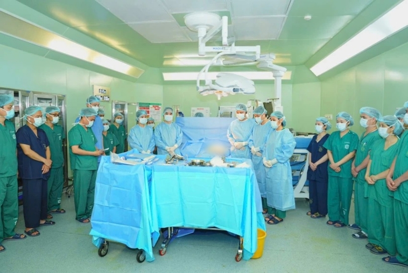 Các bác sĩ, nhân viên y tế tri ân nghĩa cử cao đẹp của người hiến mô tạng. Ảnh: Pháp Luật TP.HCM