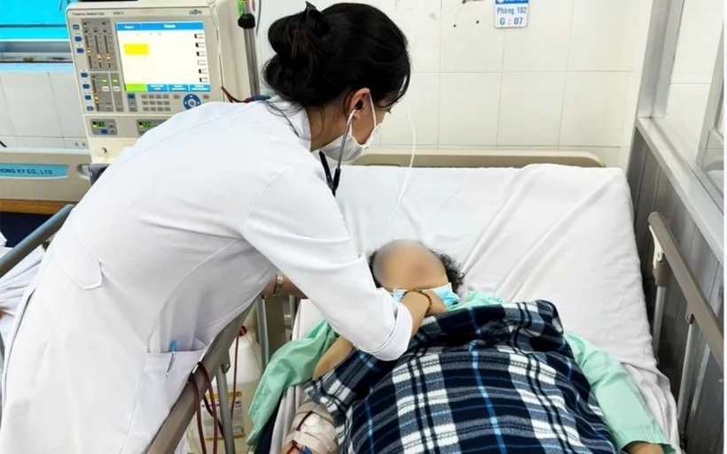 Sau 4 giờ lọc máu cấp cứu, kiểm soát huyết áp và hỗ trợ hô hấp, sức khỏe bệnh nhân đã cải thiện đáng kể. Ảnh: Thời báo VTV