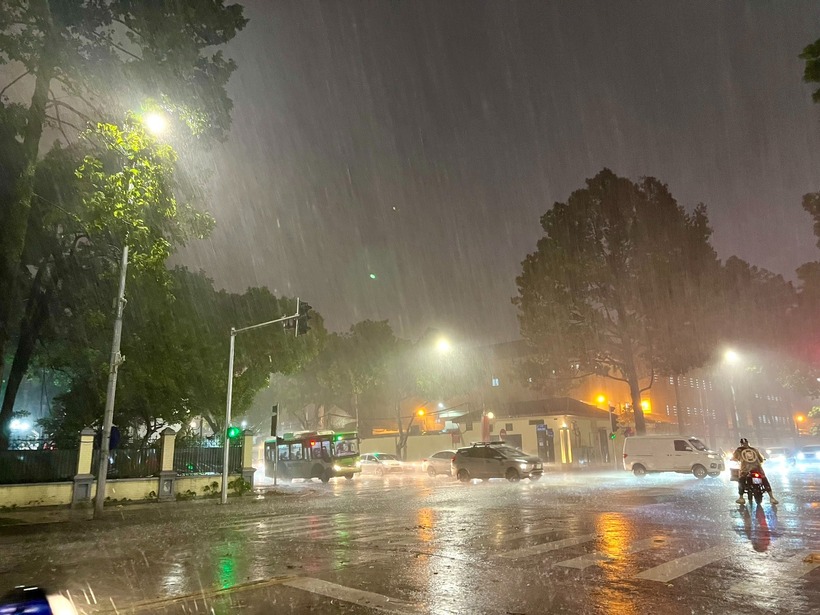 Không khí lạnh nén rãnh áp thấp gây mưa cho Bắc và Trung Bộ, sau đó mưa giảm. Hà Nội chuyển mát. Ảnh minh hoạ.