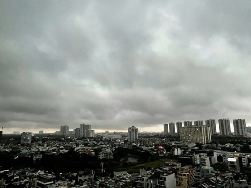 Đến gần 7 giờ, cơn mưa vẫn chưa tạnh, bầu trời vẫn chưa sáng hẳn, mây đen vẫn bao chùm nhiều khu vực.