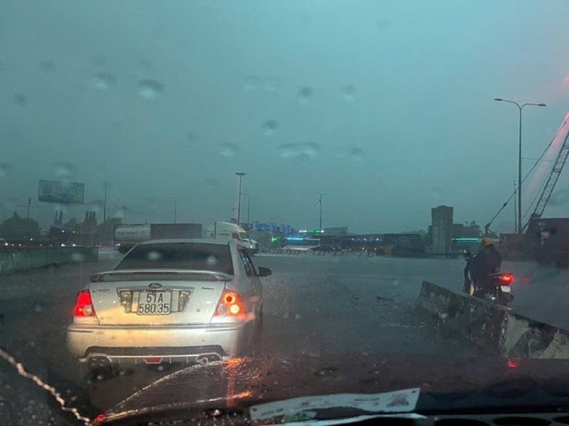 Mưa lớn trên các tuyến phố khiến tầm nhìn bị hạn chế