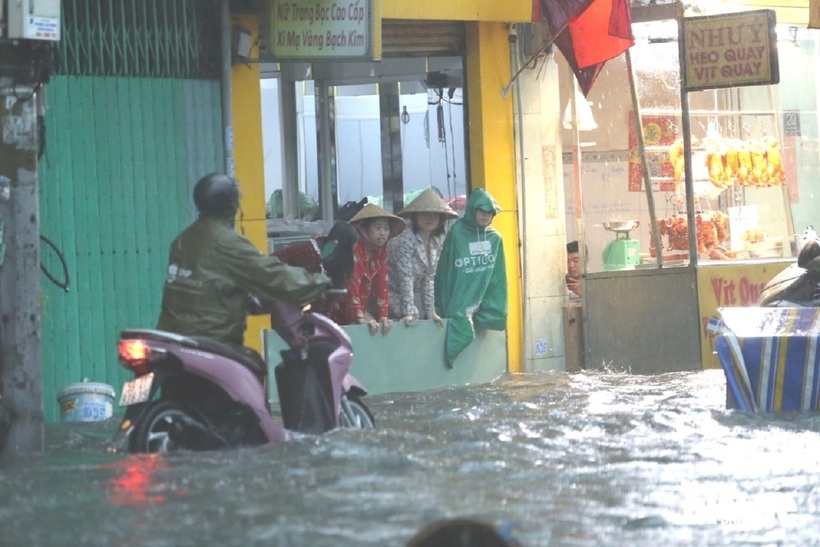 Mưa lớn khiến nhiều tuyến đường bị ngập