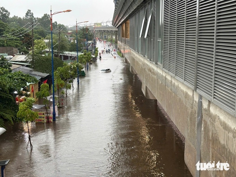 Ngập tại đường song hành Xa lộ Hà Nội, xe ô tô chìm trong nước