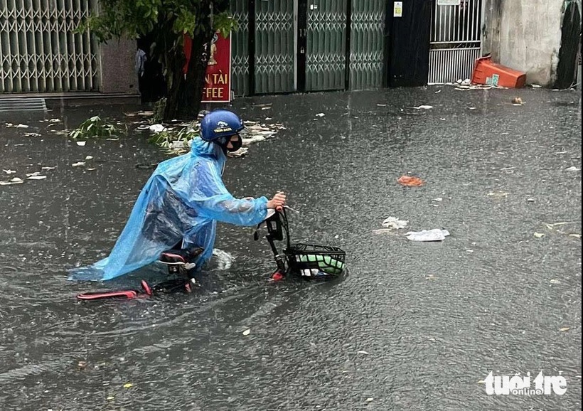 Ngập gần cả mét tại đường Dương Văn Can