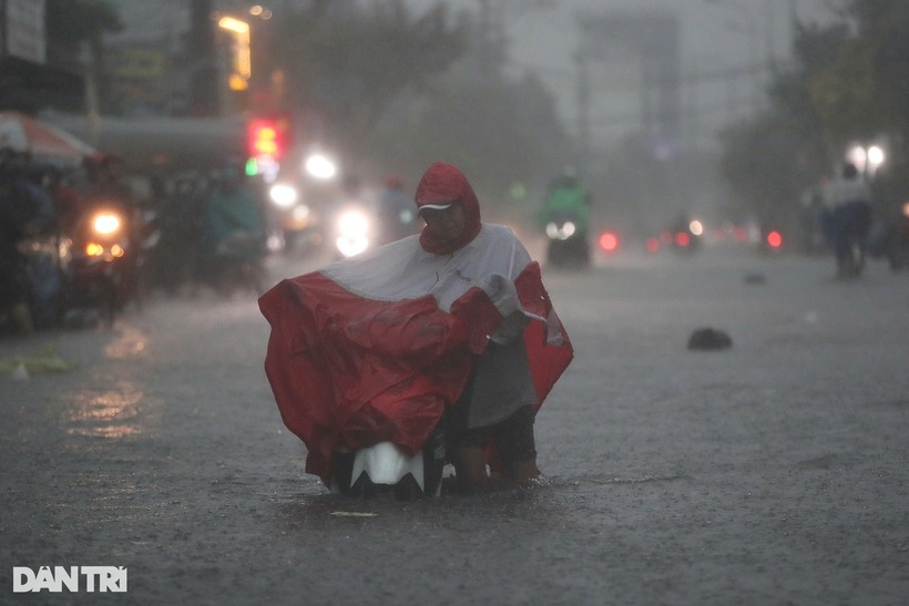 Mưa sớm đã gây ảnh hưởng lớn đến việc đi lại và mua bán của người dân trong khu vực.