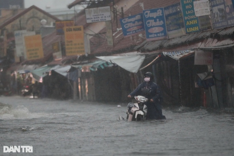 TP.HCM bất ngờ mưa to, trời đen kịt, sấm sét ầm ầm - 6