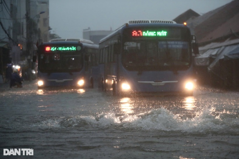 Hàng loạt nắp cống ở khu vực chợ Thủ Đức bị bung do nước dâng cao.