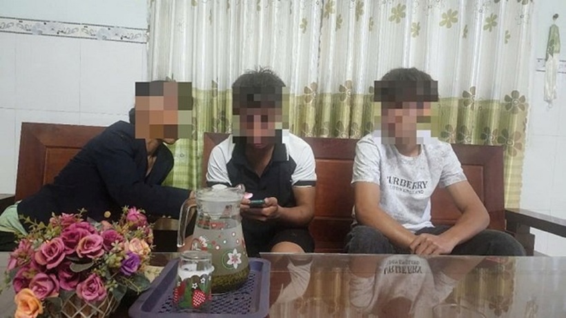 Một số em học sinh lớp 12, Trường THPT Cao Bá Quát (tỉnh Đắk Lắk) bất ngờ viết đơn xin nghỉ học. Ảnh: Lao động