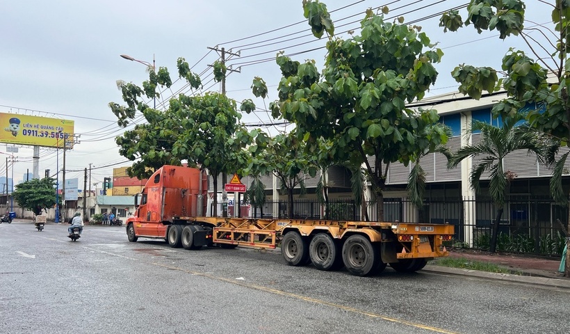 Tài xế lái xe đầu kéo quay lại hiện trường để phục vụ điều tra. (Ảnh: Dân trí)