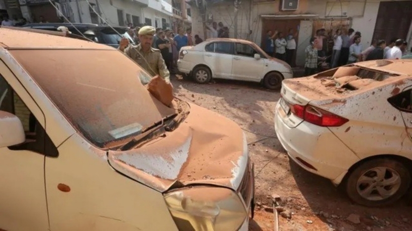 Các phương tiện, nhà cửa bị hư hại ở Jammu (Ấn Độ) vào ngày 10/5. Ảnh: EPA