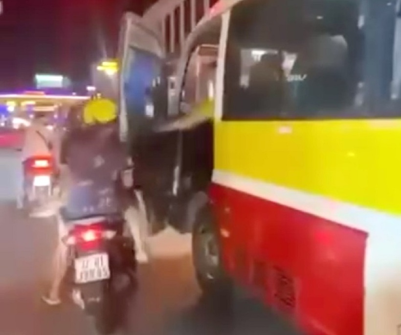 Tài xế xe buýt đẩy cửa đập vào xe máy chở trẻ nhỏ ở Nghệ An khiến dư luận bức xúc. Ảnh: Tiền Phong