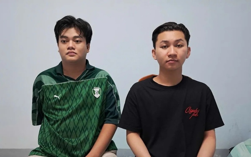 Nguyễn Hoàng Khang (trái) và Phan Anh Duy tại cơ quan Công an. Ảnh: VTV News.