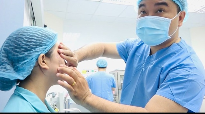 Bác sĩ kiểm tra cho một trường hợp biến chứng da sau làm đẹp. Ảnh: Thanh niên