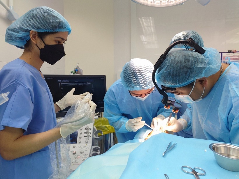 Các bác sĩ Bệnh viện Da liễu TP.HCM đang xử lý áp xe cho bệnh nhân sau khi căng chỉ làm đẹp. Ảnh: Tuổi trẻ Online