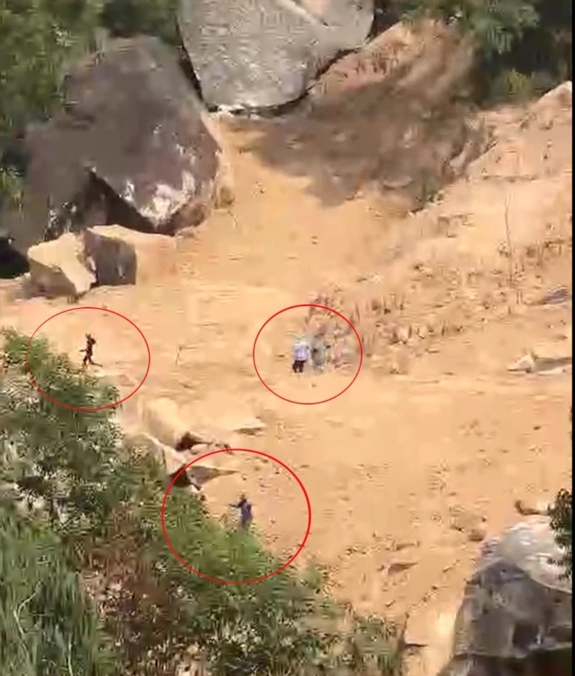 Nhóm đối tượng kéo nhau bỏ chạy vào rừng cây khi phát hiện có công an. Ảnh: Sài Gòn Giải Phóng