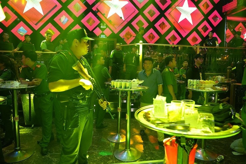 Công an tỉnh Bình Thuận đã bất ngờ đột kích quán bar Paris Night Club. Ảnh: Báo Tiền phong.