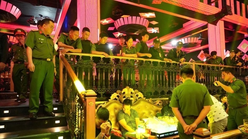 Nhiều thanh niên từ nhiều địa phương khác tụ tập về Phan Thiết để tham gia “bay lắc”, sử dụng chất kích thích. Ảnh: Báo Nhân Dân.