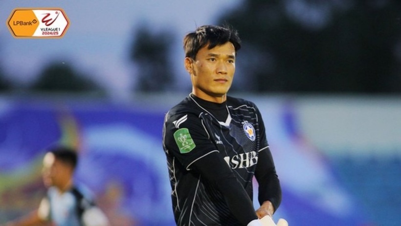 Với bàn thắng để đời, thủ thành Bùi Tiến Dũng đã góp công lớn, giúp SHB Đà Nẵng vượt qua Quy Nhơn Bình Định với tỷ số 3-1.