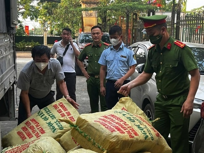 Hà Nội: Phát hiện 1,5 tấn xúc xích không rõ nguồn gốc xuất xứ - 1