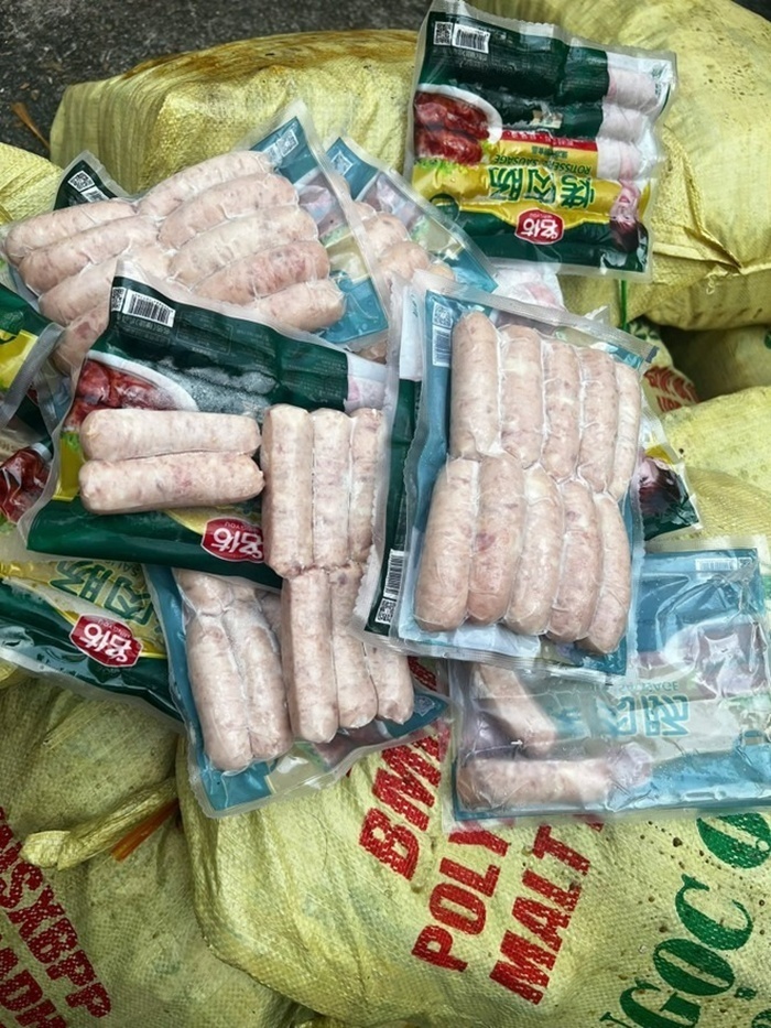 1,5 tấn xúc xích do nước ngoài sản xuất, không có hóa đơn chứng từ, không rõ nguồn gốc xuất xứ. Ảnh: Báo An ninh Thủ đô.